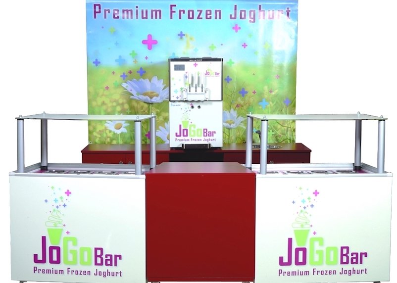 Ein mobiler Verkaufsstand mit Frozen Yogurt Maschien von JoGoBar für Ihre Events im Ruhrgebiet und Köln.